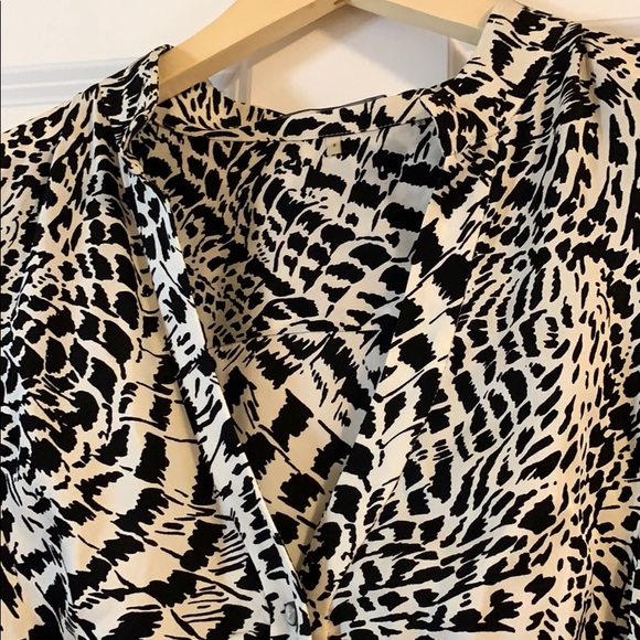 Silk Elie Tahari v neck blouse. Animal print - Picture 3 of 11